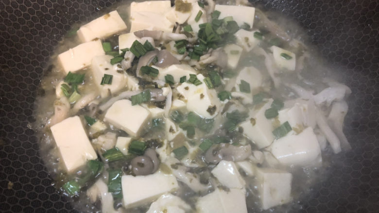 雪菜豆腐,加入盐、青蒜叶,雪菜有咸味,盐不要多加