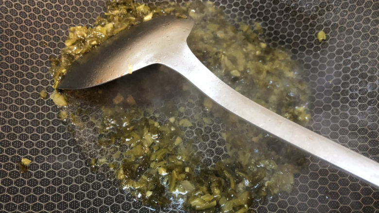 雪菜豆腐,超出雪菜的香味,加入适量清水