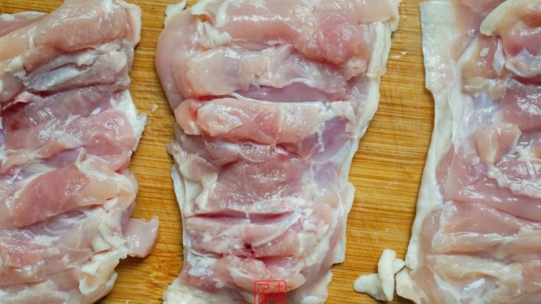 让你垂涎三尺的照烧鸡腿饭,1、先将鸡腿肉解冻,然后鸡肉的一面横切一些刀,为了后边制作更为入味。