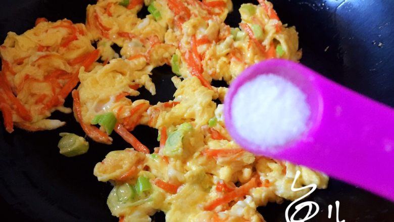 小葱炒鸡蛋,炒至蛋液凝固,放少许食盐
