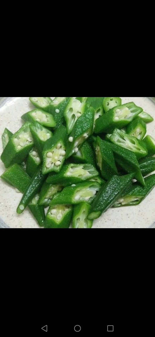 秋葵炒蛋,秋葵斜刀切好备用