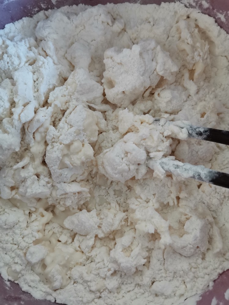 油豆腐青椒打卤面,边加水边搅拌,搅拌成面絮