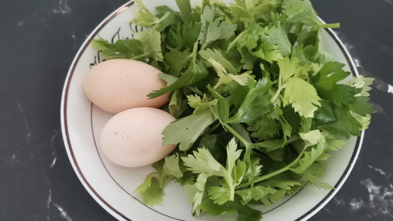 芹菜叶炒鸡蛋,准备食材