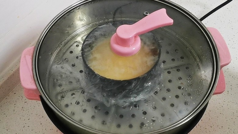 蒸水蛋,盖上锅盖,大火蒸八分钟