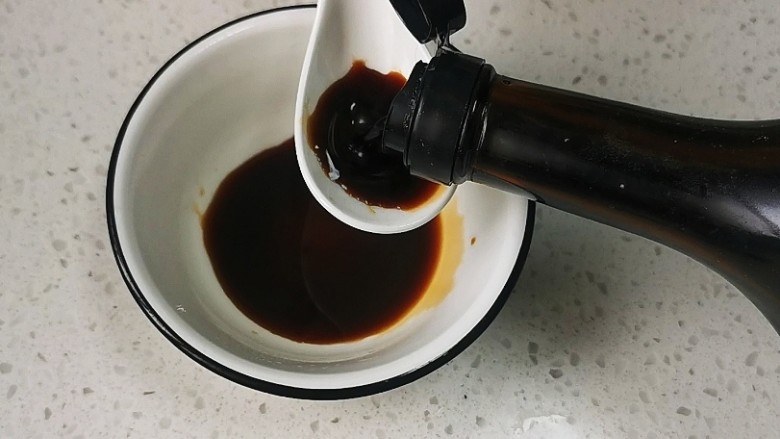 蒸水蛋,蒸鸡蛋期间我们调一个料汁,空碗里放入两勺味极鲜