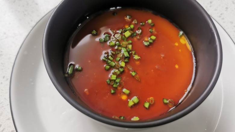 蒸水蛋,淋上刚调好的料汁,撒上少许葱花。