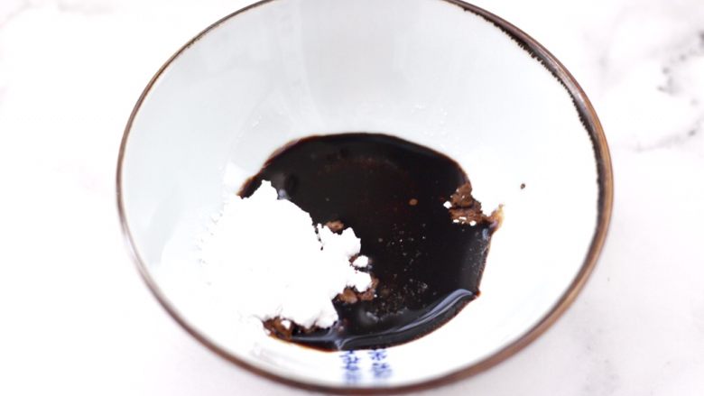 香干海蛎子盖浇饭,加入1大勺淀粉,适量清水搅拌均匀备用。