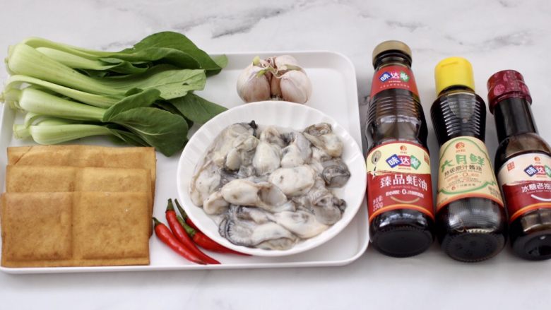 香干海蛎子盖浇饭,首先备齐所有的食材,海蛎子是让店家给先扩出来的,回家用清水冲洗干净就可以了。