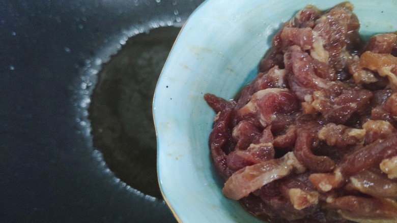 黄花菜炒肉丝,待锅内油热,下猪肉丝