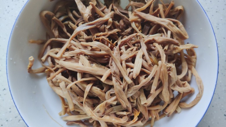 黄花菜炒肉丝,泡发好的黄花菜洗净,轻轻挤干水分,抖散