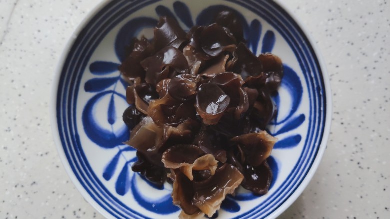 黄花菜炒肉丝,泡发好的木耳去蒂洗净,撕成小朵