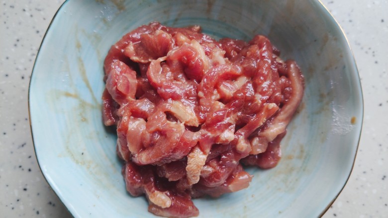 黄花菜炒肉丝,抓均匀,腌制备用