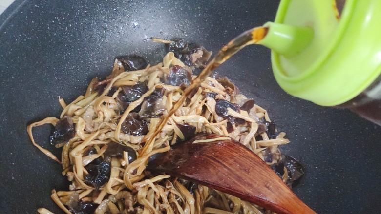 黄花菜炒肉丝,加适量料酒