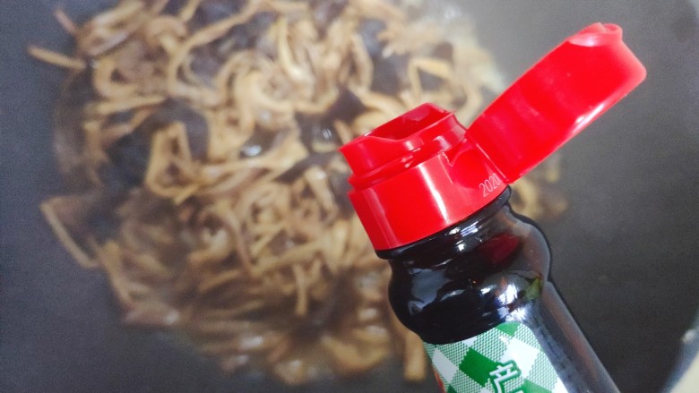 黄花菜炒肉丝,待锅内汤汁差不多收紧,加适量美极鲜
