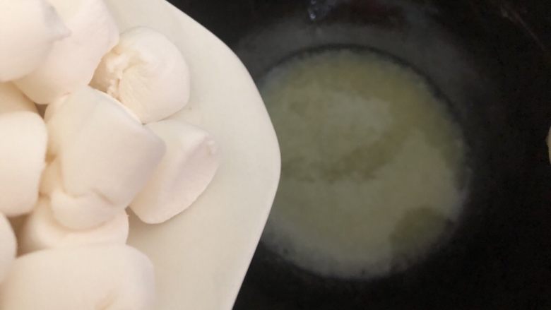 奶枣,黄油全融化后加入棉花糖,用平时舀饭的胶勺来回翻(不要用木铲或铁铲)