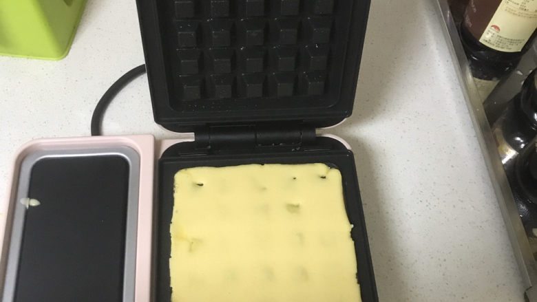 华夫饼,倒入面糊(不要太满)