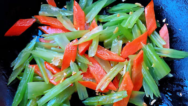 芹菜目鱼花,放入焯好水的<a style='color:red;display:inline-block;' href='/shicai/ 125'>芹菜</a>炒匀