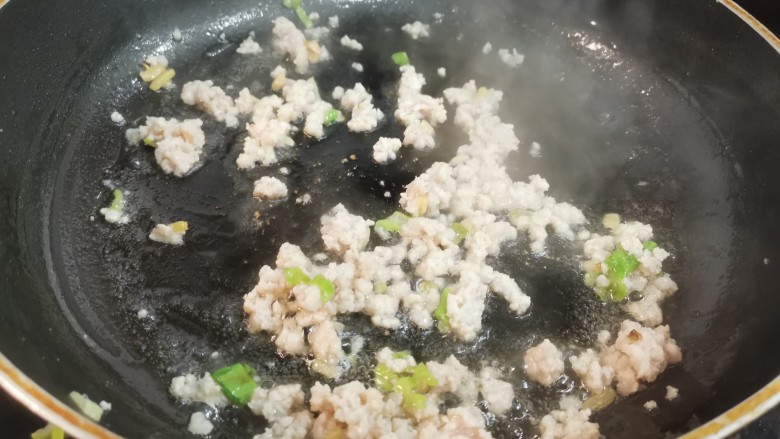 榨菜肉末蒸豆腐,猪肉炒散,变色