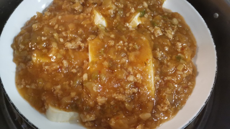 榨菜肉末蒸豆腐,淋上料汁,上汽蒸十分钟