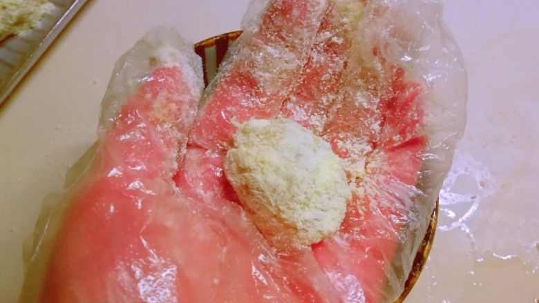 奶枣,分离出一颗,在奶粉里滚一圈,沾满奶粉,稍稍整理定型。