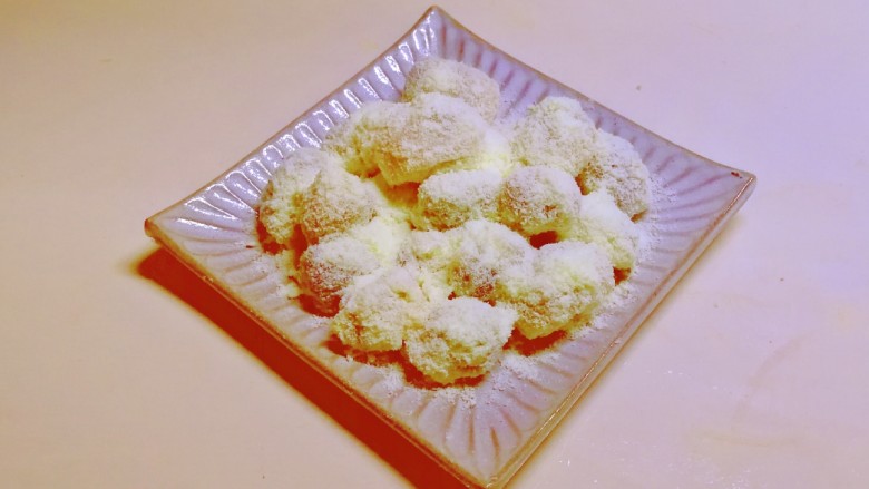 奶枣,依次全部做好,撒上剩下的奶粉。