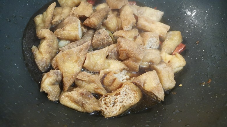 红烧油豆腐,再加入一些水,炖一下