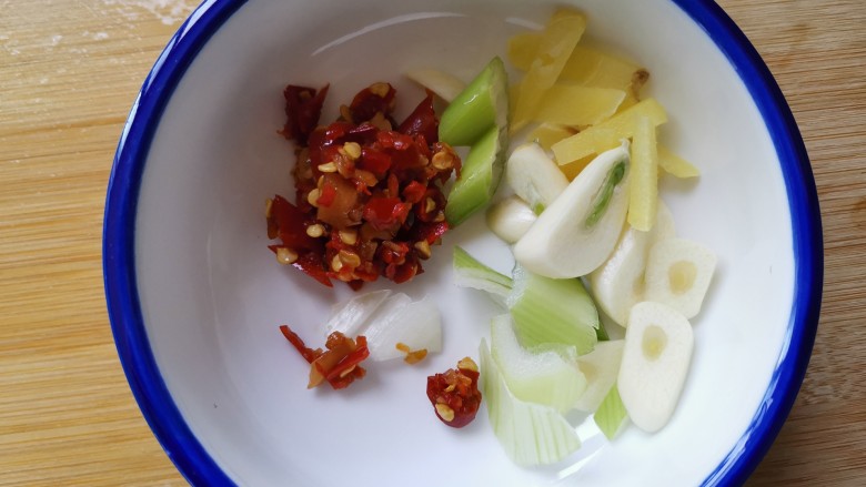 萝卜干炖肉,准备葱姜蒜切碎,<a style='color:red;display:inline-block;' href='/shicai/ 803'>剁椒</a>一勺备用