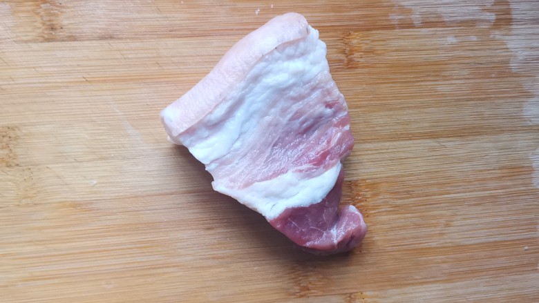 萝卜干炖肉,准备<a style='color:red;display:inline-block;' href='/shicai/ 428'>五花肉</a>一块,冲洗干净沥干水分备用