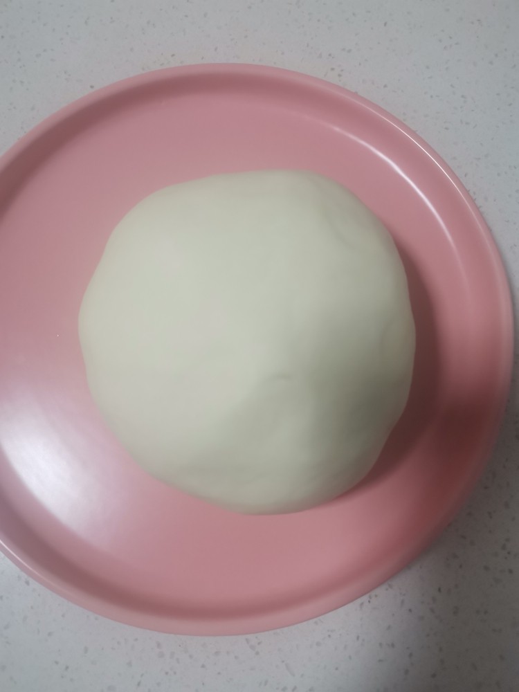 油豆腐青椒打卤面,揉成光滑的面团,和完后最好醒面2小时以上。然后再多揉一会,这样做出的面更劲道