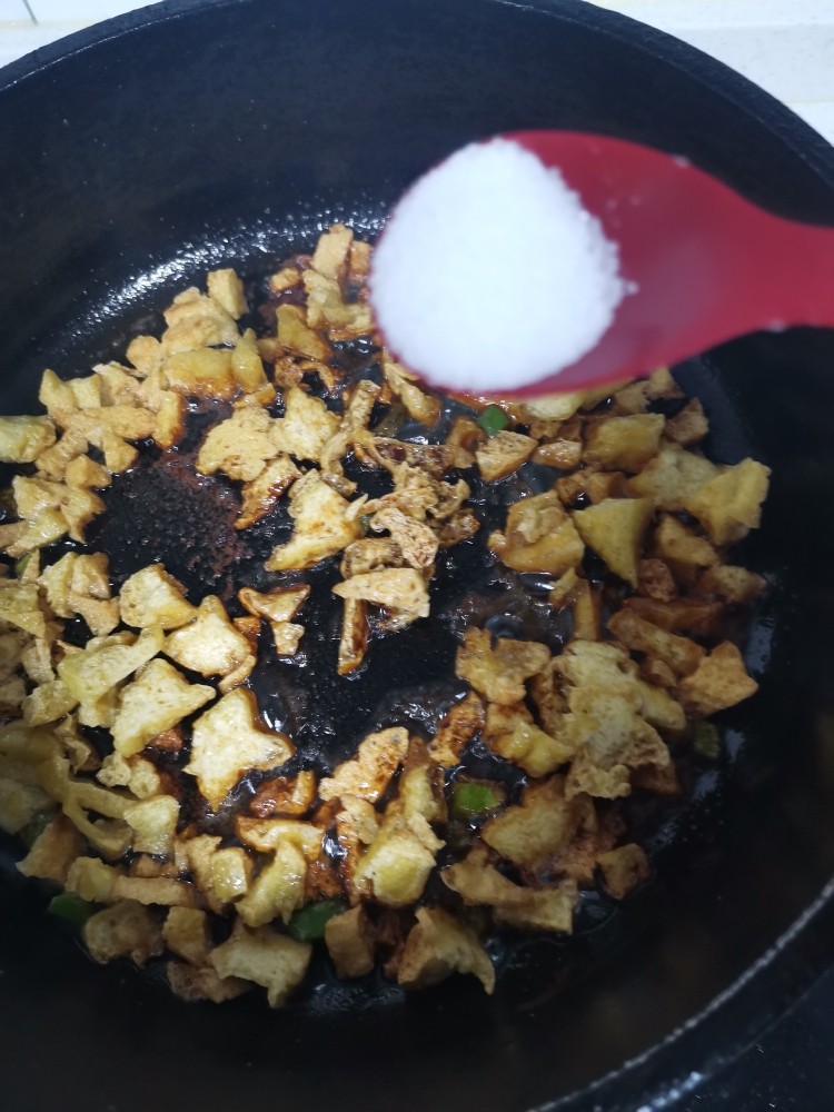 油豆腐青椒打卤面,加盐,口重的多加一点盐