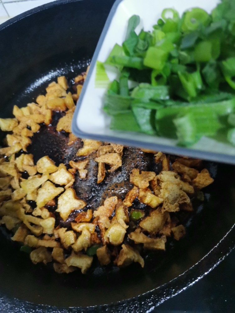 油豆腐青椒打卤面,加入葱花