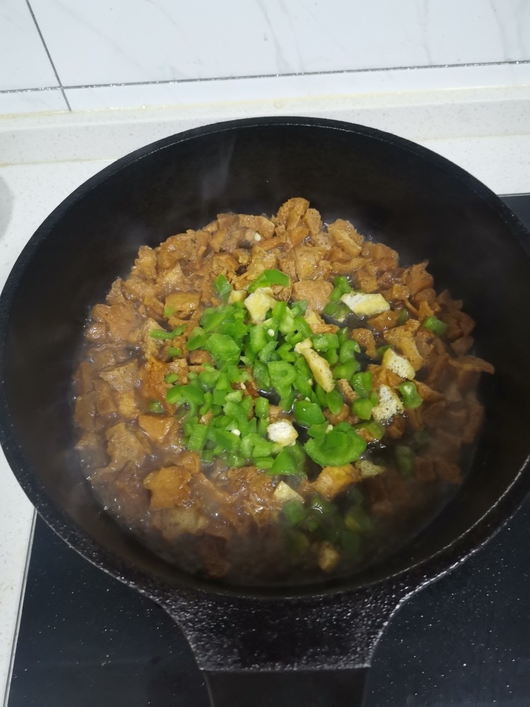 油豆腐青椒打卤面,最后下青椒