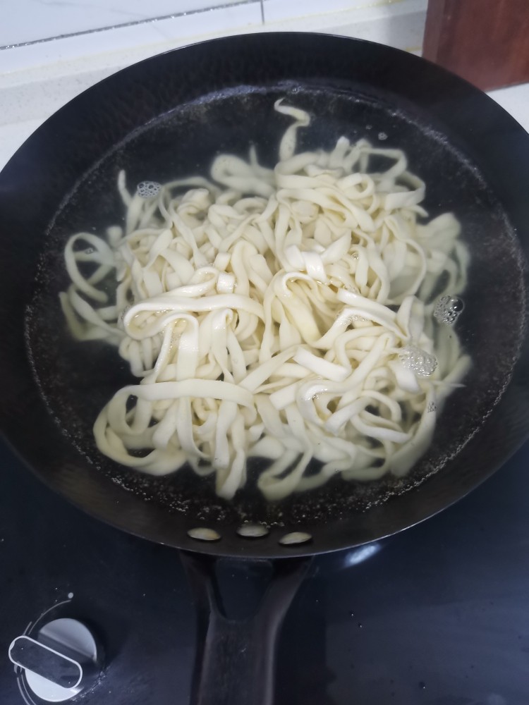 油豆腐青椒打卤面,锅中多一点水，水开下面，中途加一次冷水，煮熟