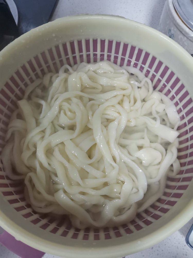 油豆腐青椒打卤面,捞出过冷水，不喜欢凉的可以不过，也不会粘