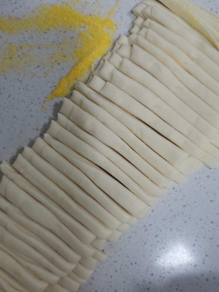 油豆腐青椒打卤面,面擀成大片中间放玉米面放粘,切成面条。