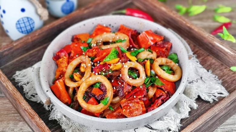 香辣鱿鱼圈,香辣<a style='color:red;display:inline-block;' href='/shicai/ 1754'>鱿鱼圈</a>,做法简单,好吃到爆,太过瘾了。
