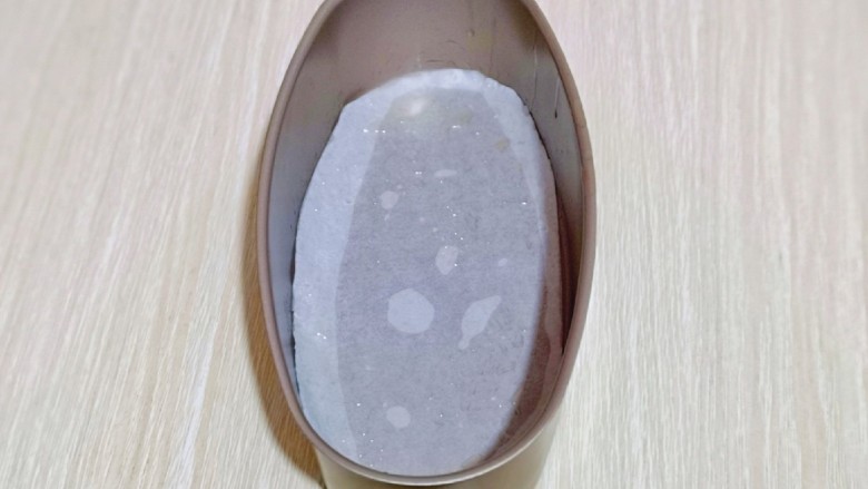 半熟芝士蛋糕,模具底部及四周刷上少许食用油，再垫上油纸。(6寸蛋糕模具也可以)