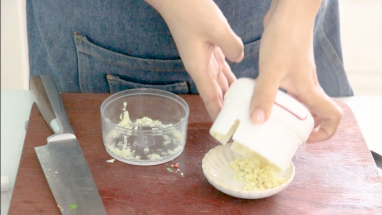 红烧油豆腐 ,蒜切末,也可以用蒜泥机搅拌颗粒大小