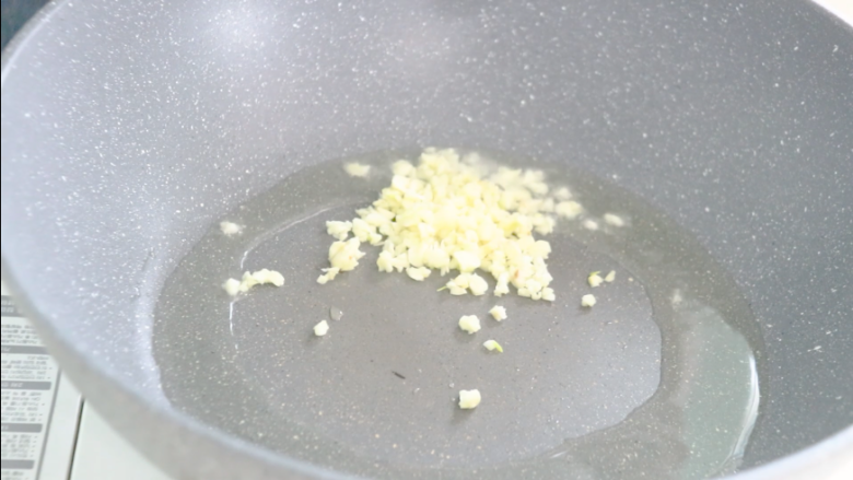 红烧油豆腐 ,起锅烧油,蒜末爆香
