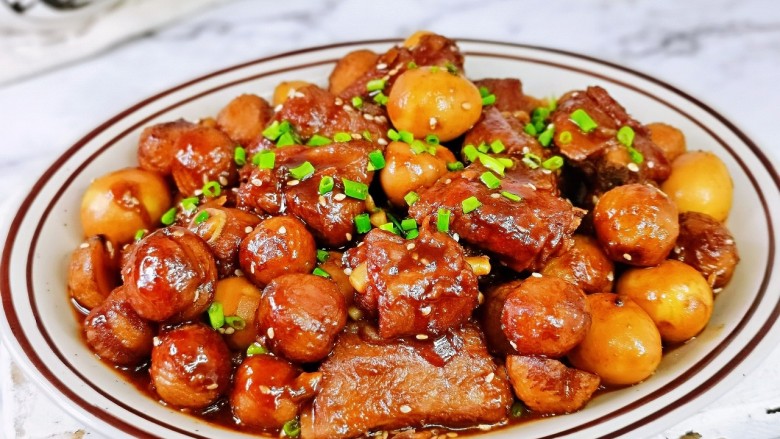 鹌鹑蛋烧排骨,色香味俱全,超级下饭。
