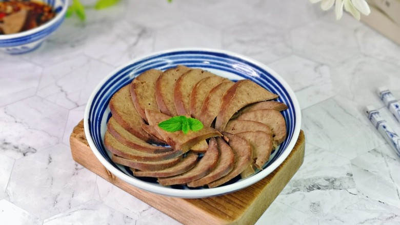 白切猪肝,
<a style='color:red;display:inline-block;' href='/shicai/ 419'>猪肝</a>营养丰富,可以适当多吃一些呦。