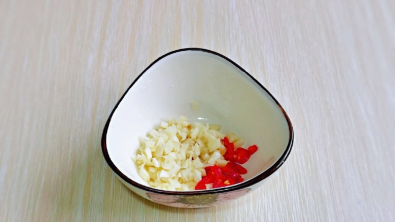 白切猪肝,<a style='color:red;display:inline-block;' href='/shicai/ 2794'>大蒜</a>去皮切碎,辣椒很干净切段,放入小碗中。
