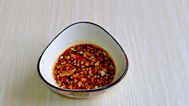 白切猪肝,再加入水饺蘸汁,一勺柠檬酱油,几滴<a style='color:red;display:inline-block;' href='/shicai/ 3738'>芝麻油</a>,搅拌均匀。