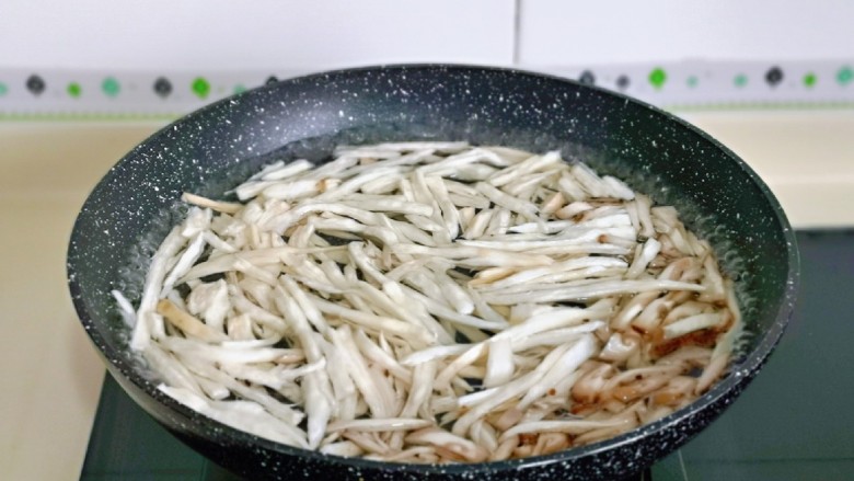 青椒炒杏鲍菇,下面我们把杏鲍菇丝与香菇丝焯水,冷水下锅,大火烧开煮1分钟捞出淋干水分备用。