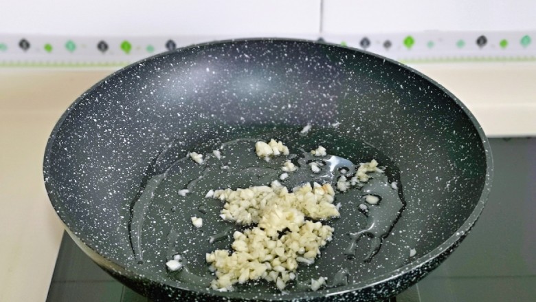 青椒炒杏鲍菇,起油锅,加入蒜末煸炒出蒜香味儿。
