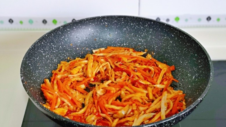 青椒炒杏鲍菇,小火翻炒均匀,再加入半小碗纯净水,中小火翻炒1分钟。