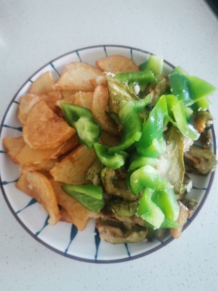 家常菜地三鲜,食材都放入盘中备注,青椒不用过油
