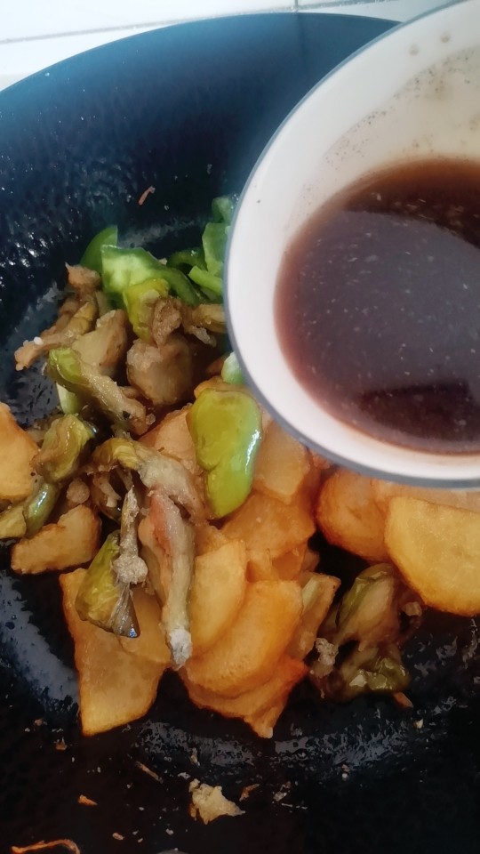 家常菜地三鲜,翻炒几下加加之前调好的料汁,大火翻炒1分