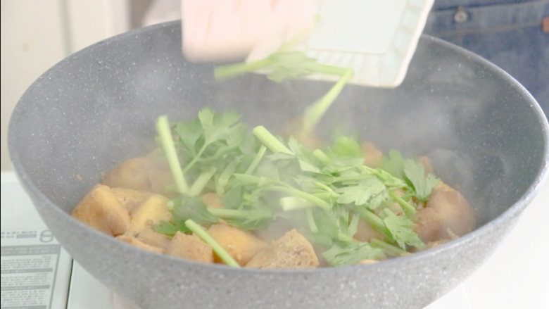 红烧油豆腐 ,汤汁明显变少后,倒入芹菜段
