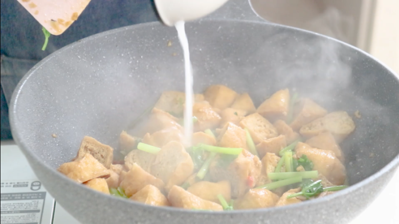 红烧油豆腐 ,倒入少许淀粉水,勾个薄欠